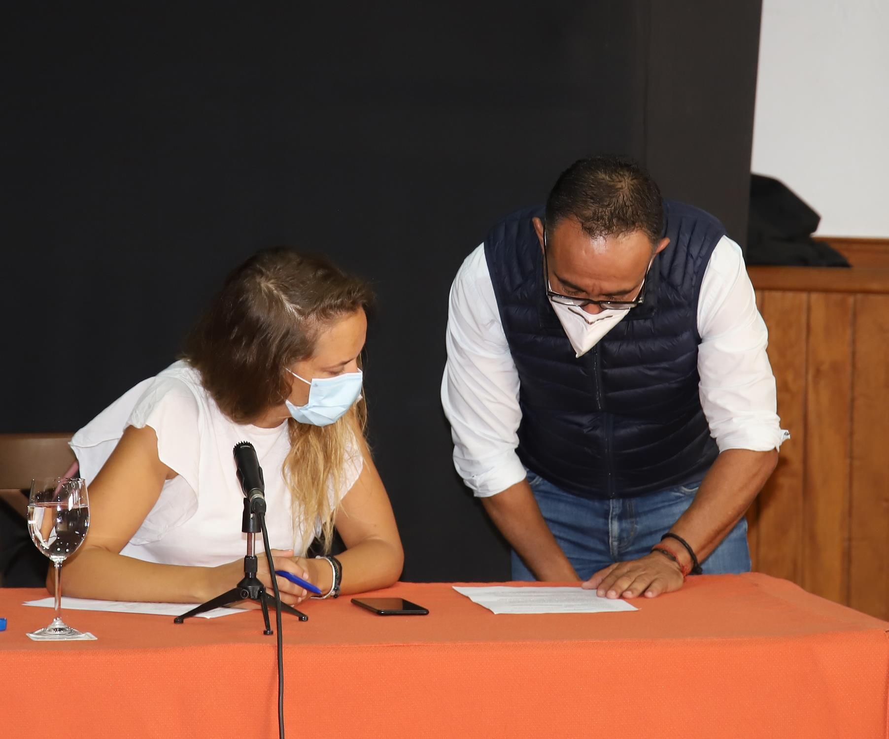 Pleno del Ayuntamiento de Haría sobre el convenio de la Cueva de Los Verdes.