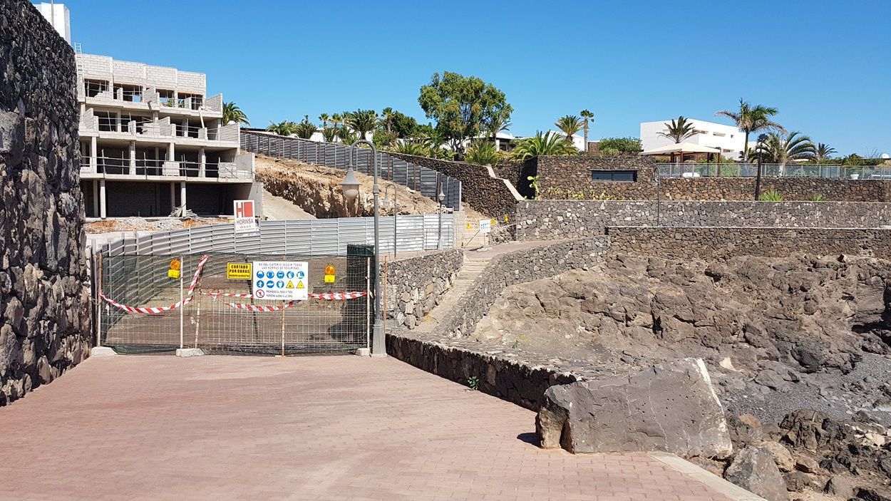 Paseo cortado en Puerto Calero