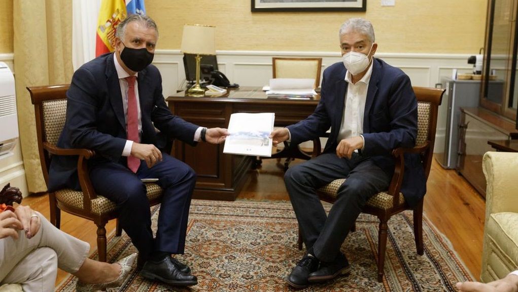 El alcalde de Tías, José Juan Cruz, y el el presidente del Gobierno de Canarias, Ángel Víctor Torres