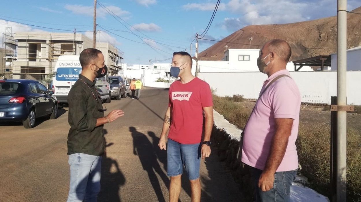 El concejal del PP en Teguise, Jonás Álvarez, con vecinos del municipio