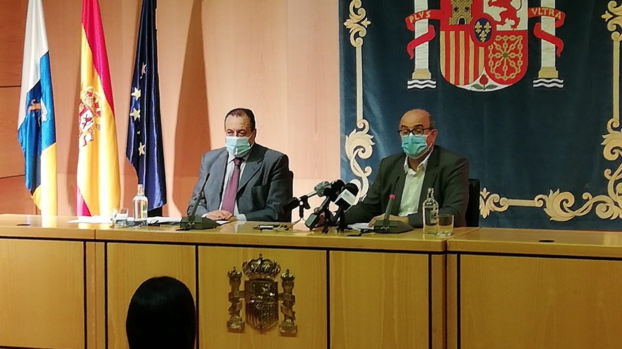 El consejero de Sanidad, Blas Trujillo, y el delegado del Gobierno en Canarias, Anselmo Pestana