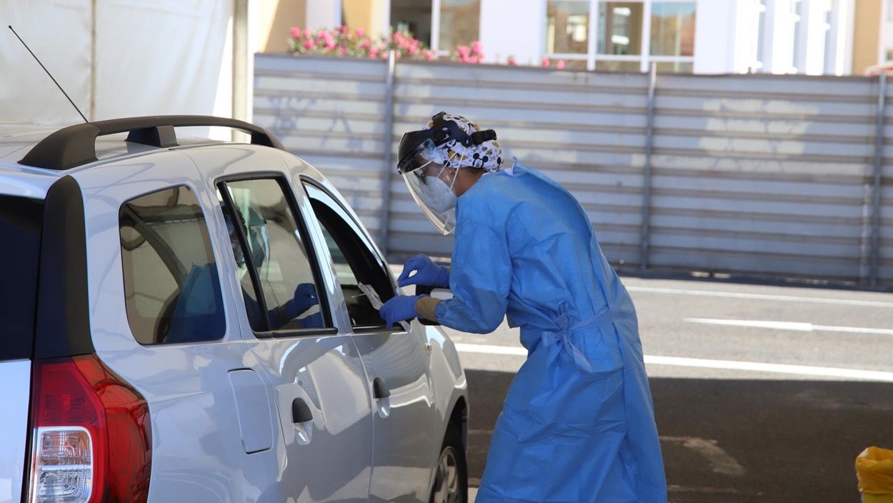 Toma de muestras para PCR en el Auto Covid del Recinto Ferial