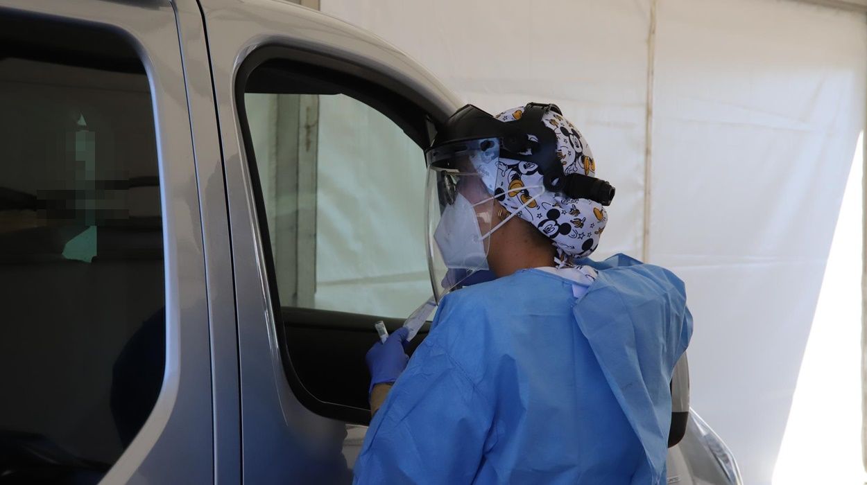 Una sanitaria toma muestras para PCR en el Auto Covid del Recinto Ferial Una sanitaria toma muestras para PCR en el Auto Covid del Recinto Ferial