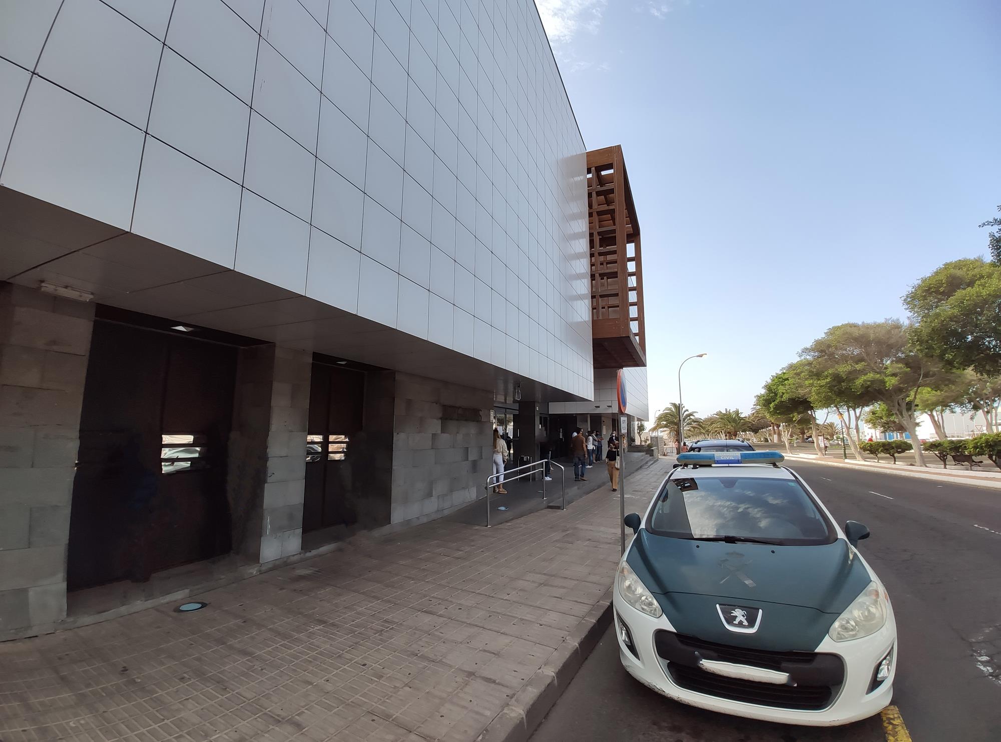 Un coche de la Guardia Civil frente a los Juzgados de Arrecife