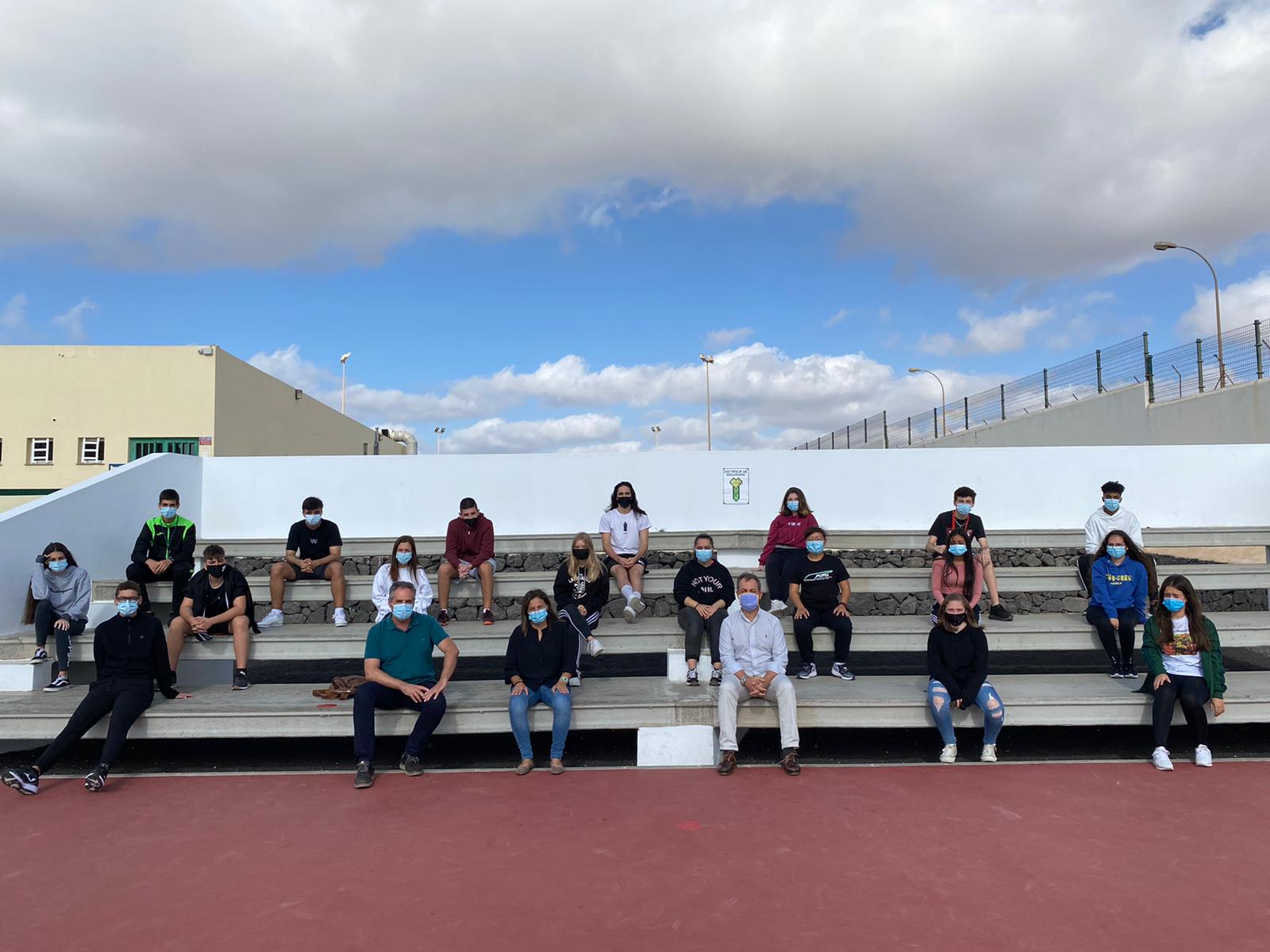 Jesús Vázquez junto a los alumnos del proyecto, director del IES y la directora insular de Educación