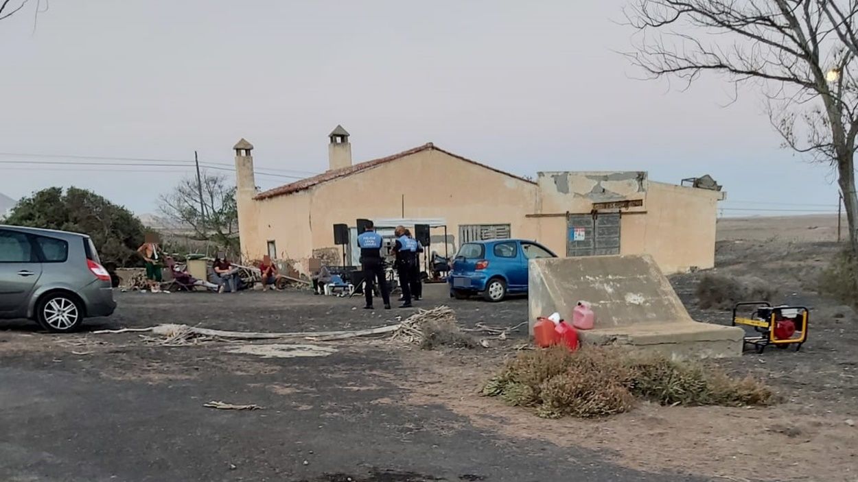 Fiesta desalojada por la Policía Local en Caleta de Famara