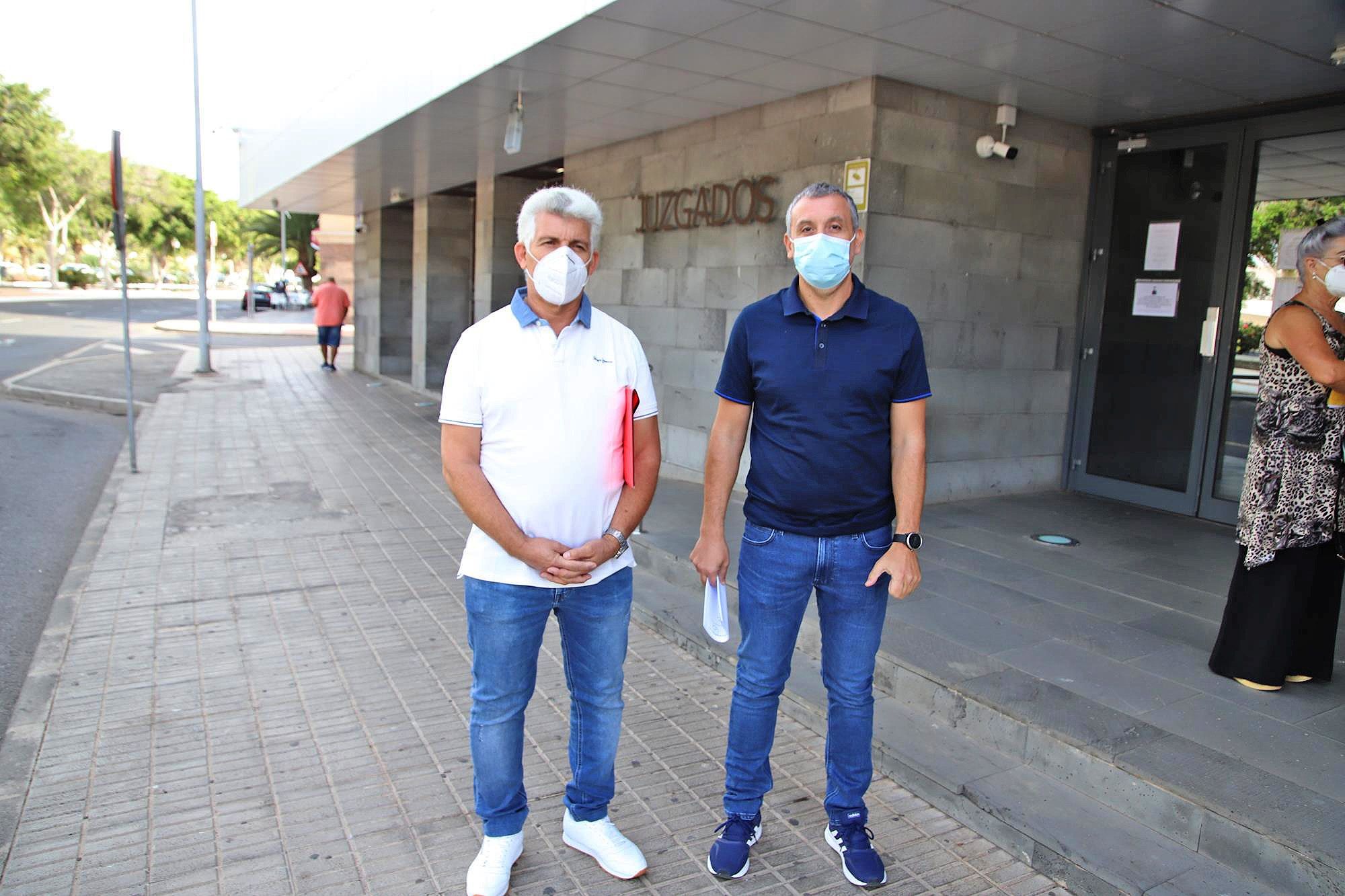 Los ex portavoces del PSOE y el PP en Yaiza, tras declarar como testigos (FOTOS: Sergio Betancort)