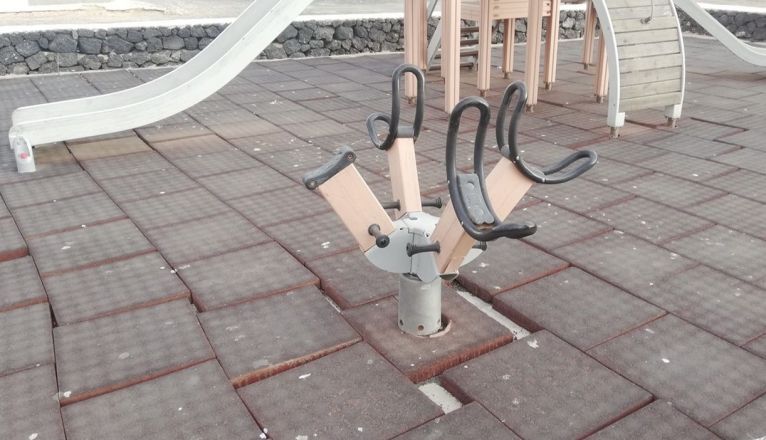 Estado de un parque infantil de Teguise Estado de un parque infantil de Teguise