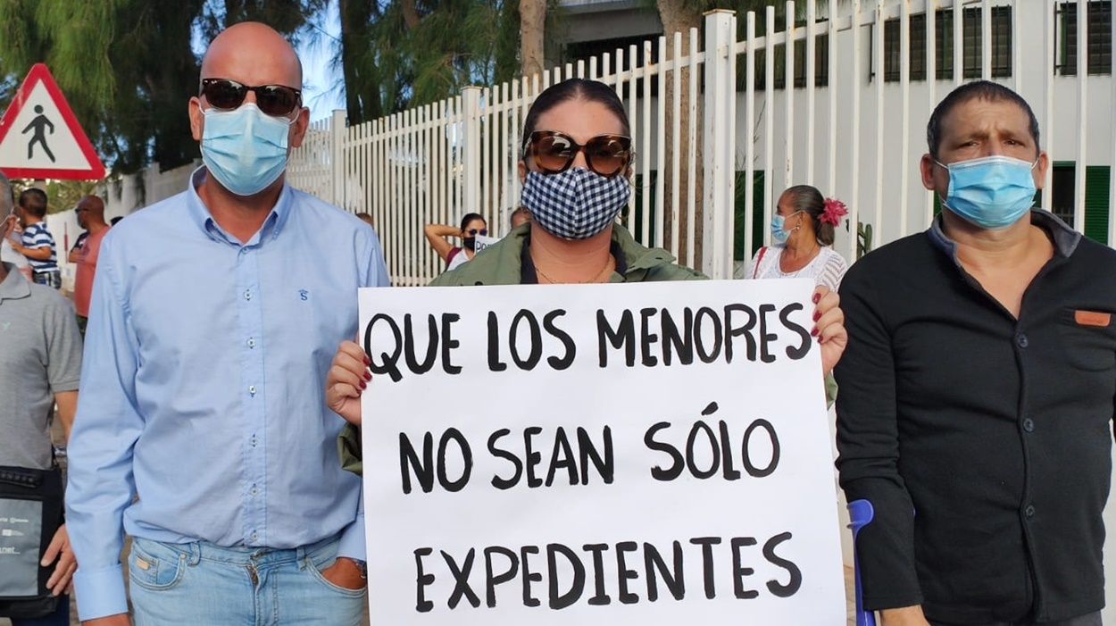 Ulises y Gloria, junto al padre biológico del menor, en la protesta que llevaron a cabo en octubre