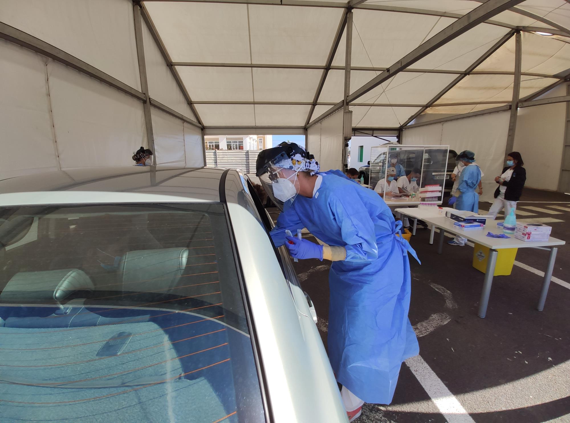 Toma de muestras para realizar pruebas de coronavirus en el auto Covid de Arrecife