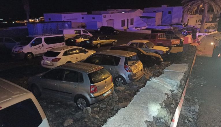 Un coche se sale de la vía, choca contra un muro y vuelca en Tías