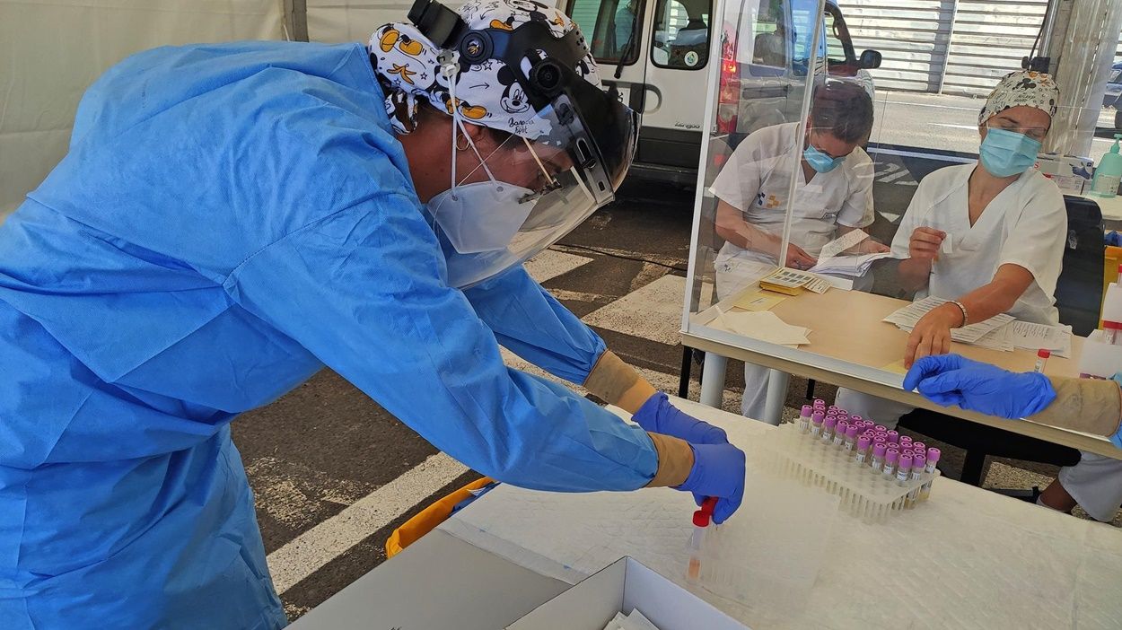 Personal sanitario tomando muestras para PCR durante la crisis del Covid