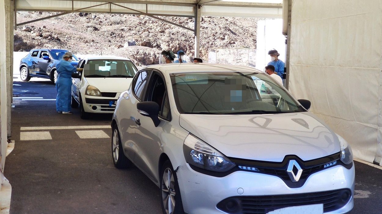 Recogida de muestras para PCR en el Auto Covid de Arrecife