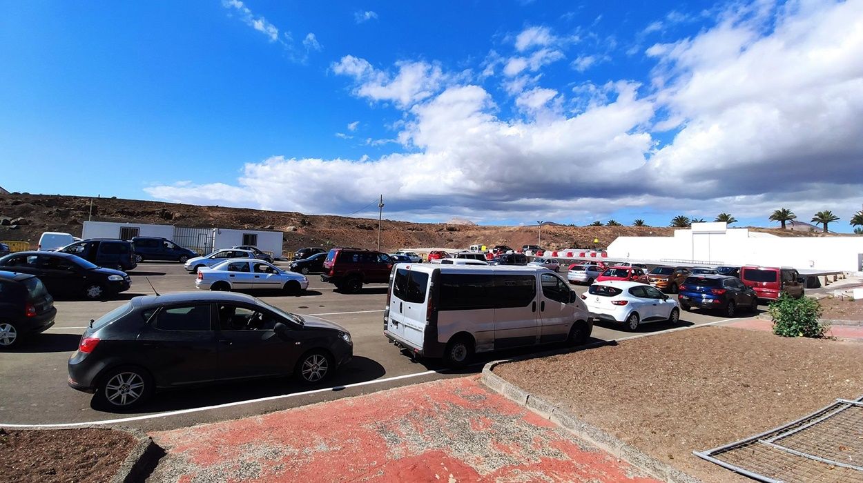 Fila de coches en el Auto Covid de Arrecife