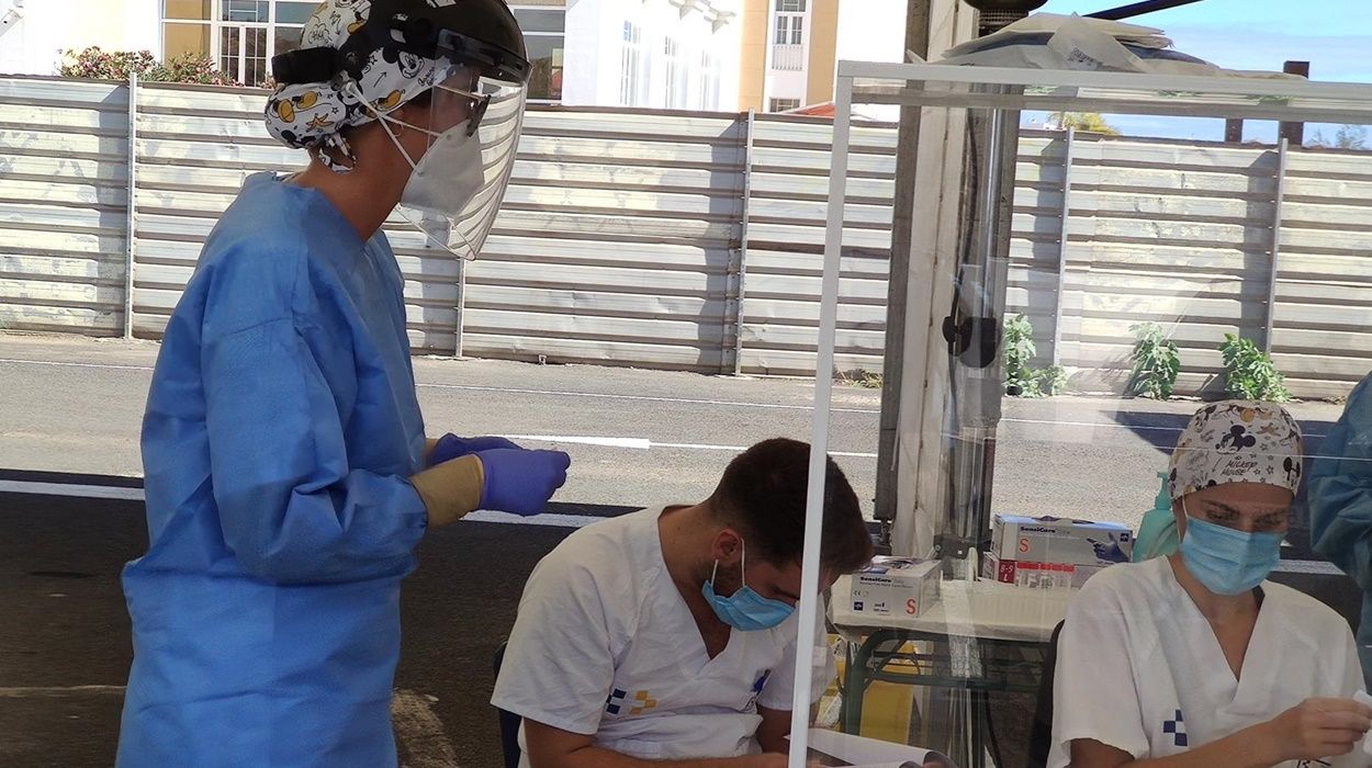 Sanitarios en el Auto Covid de Arrecife