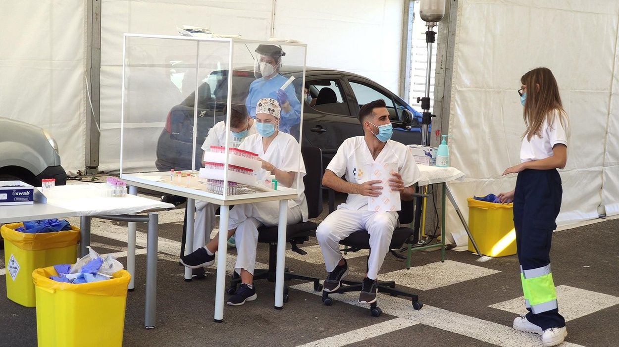 Sanitarios toman muestras en el Auto Covid de Arrecife