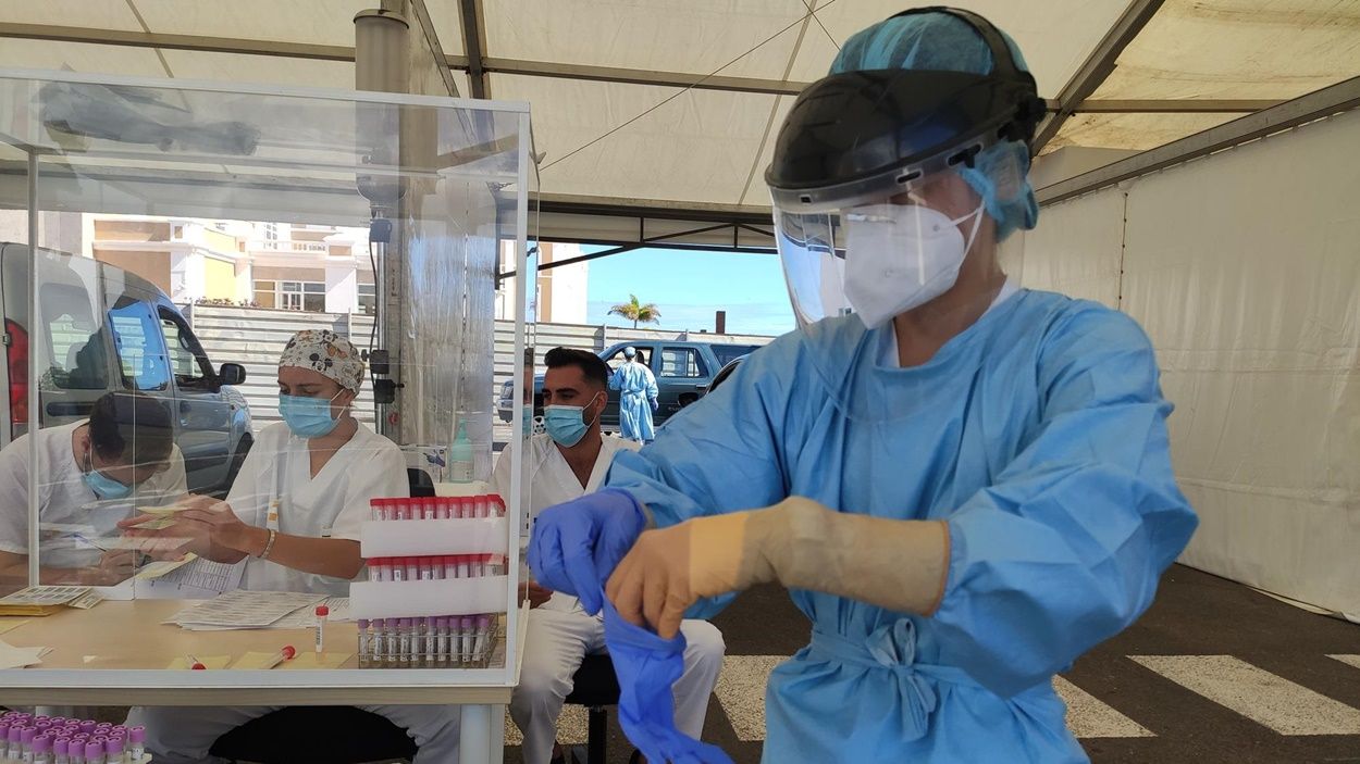 El equipo Covid trabajando en la recogida de muestras