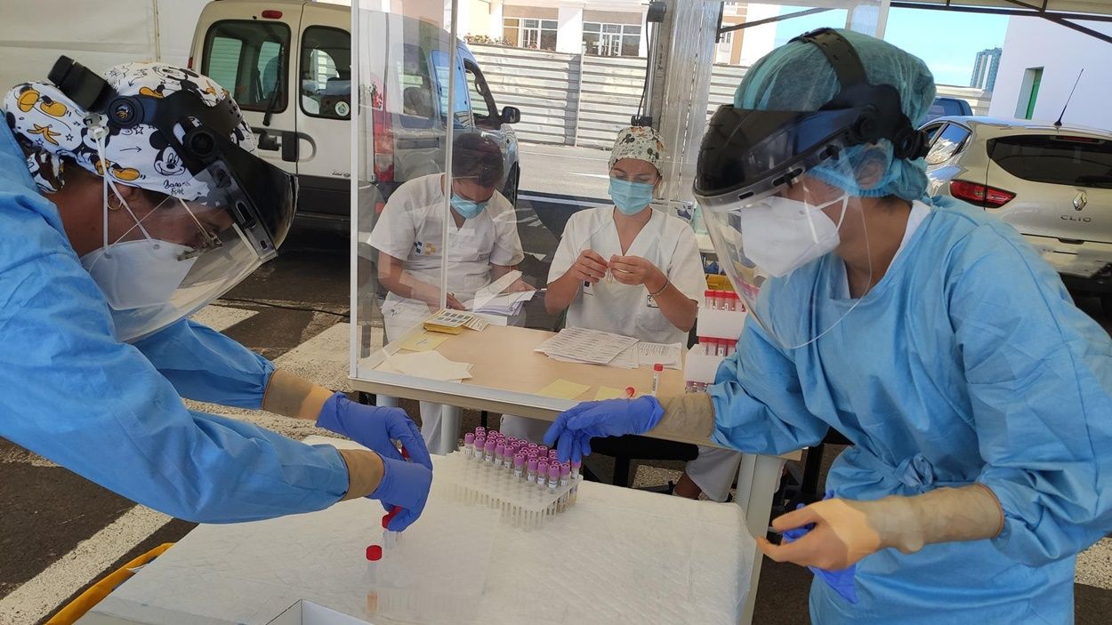 Sanitarios recogen muestras para las pruebas del coronavirus en Lanzarote
