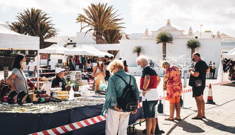 Gente en el mercadillo de Teguise este domingo