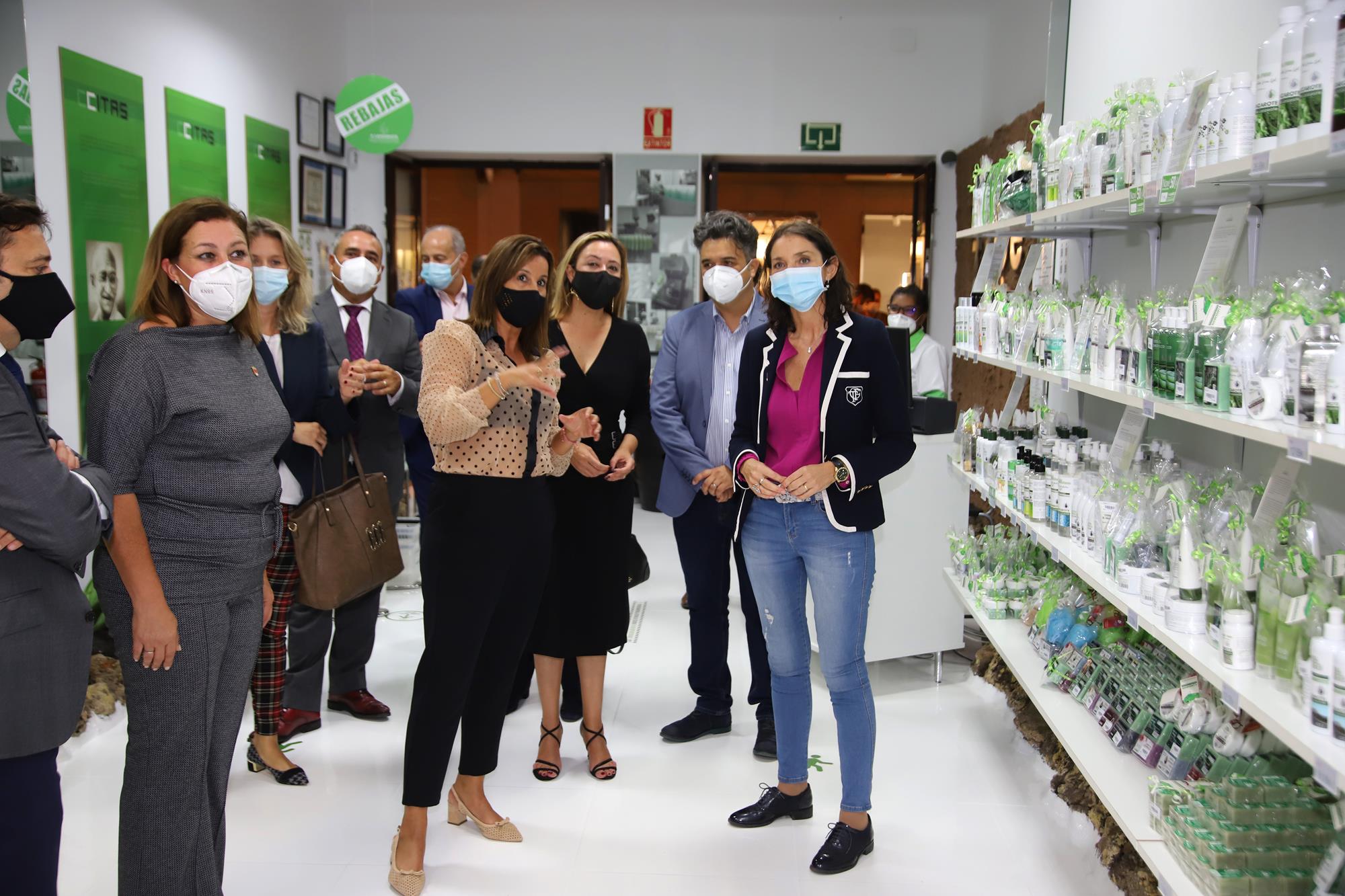 La ministra de Turismo, Reyes Maroto, visita la zona comercial de Arrecife