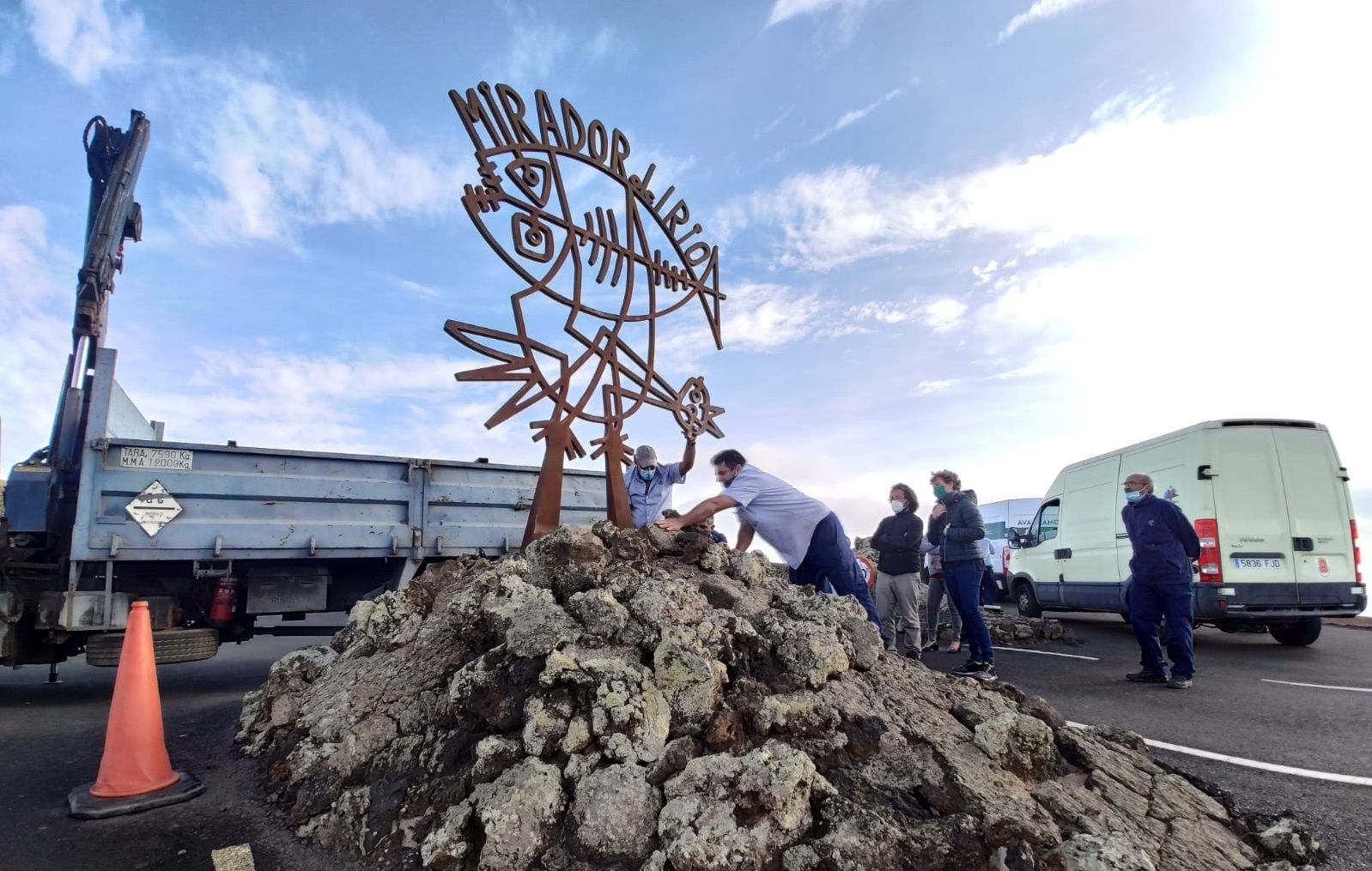 Placement of the sculpture announcing the Mirador del Río