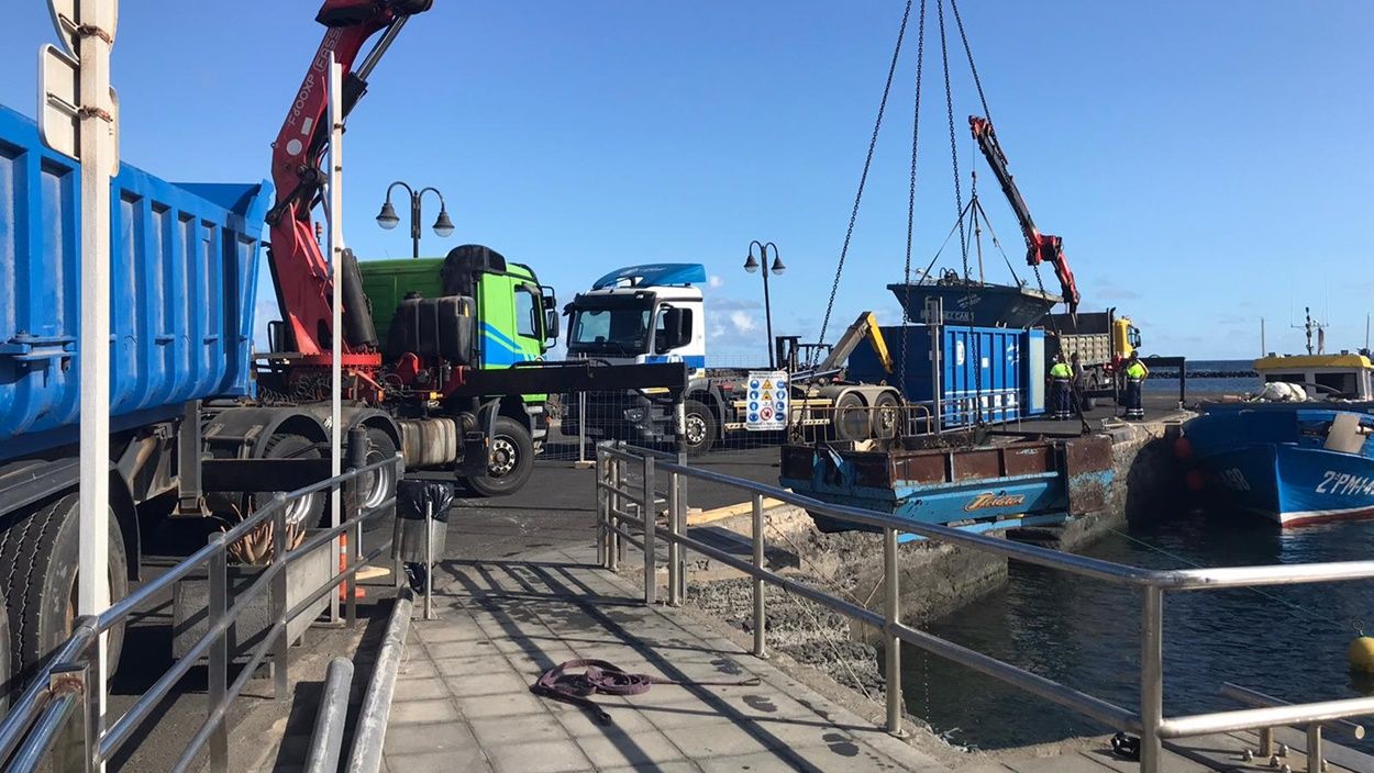 Obras de reparación en el muelle de Órzola