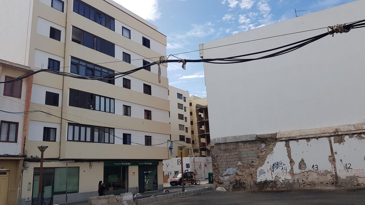 Edificio de Arrecife donde fue hallado el cuerpo sin vida de un hombre. Fotos: La Provincia