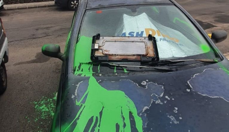 Pintura sobre el vehículo de la pareja de Amado Vizcaíno Pintura sobre el vehículo de la pareja de Amado Vizcaíno