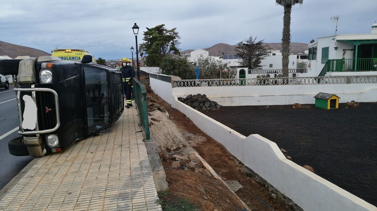 Vuelco en la carretera de Tahíche a Teguise