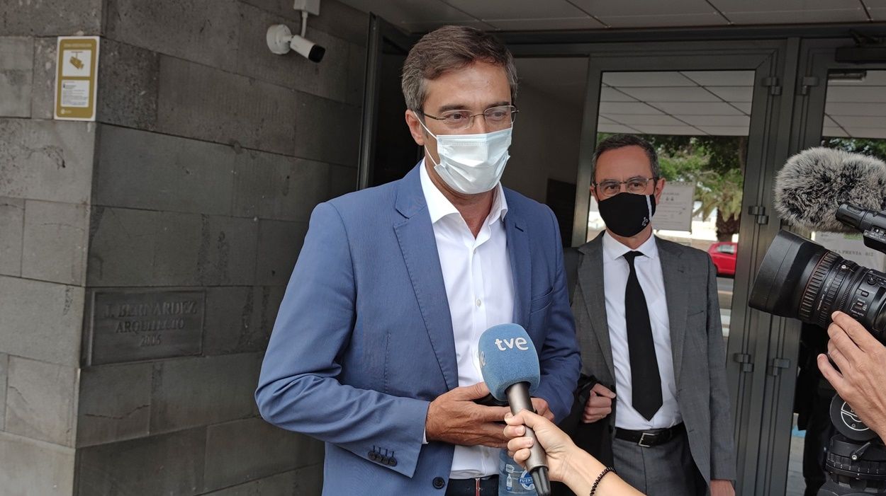 Pedro San Ginés dando declaraciones a los medios antes del juicio por la incautación de la desaladora. Foto: Sergio Betancort