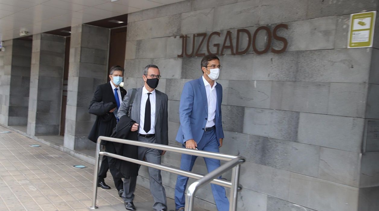 Pedro San Ginés, entrando a los Juzgados de Arrecife con sus abogados. Foto: Sergio Betancort