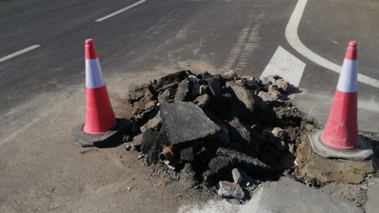 Calles de Uga "en mal estado" debido a la rotura de tuberías según denuncia Cs