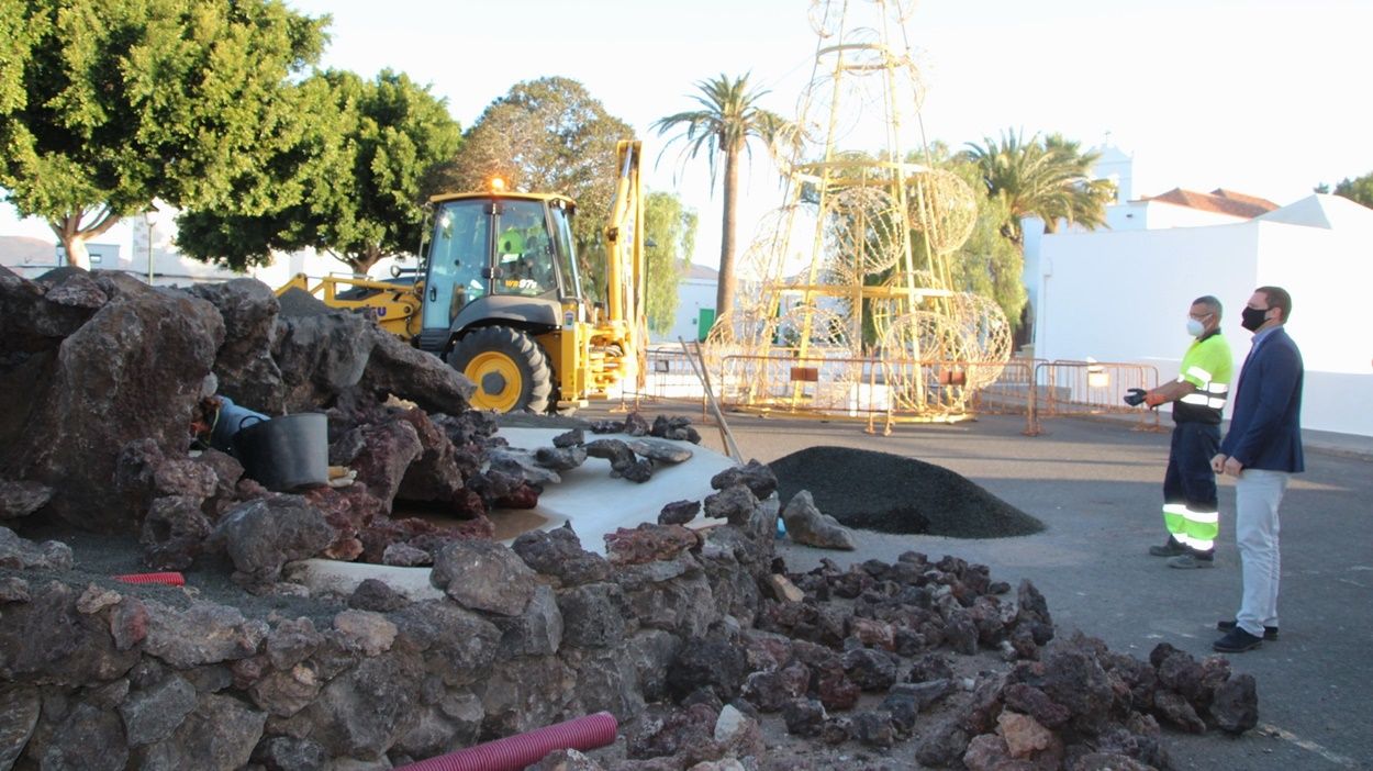 Trabajos de montaje del portal de belén de Yaiza