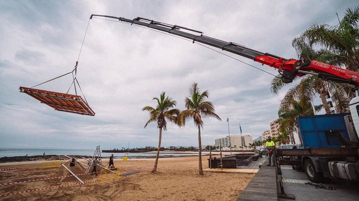 Instalación de una zona de solárium en la Playa de El Reducto
