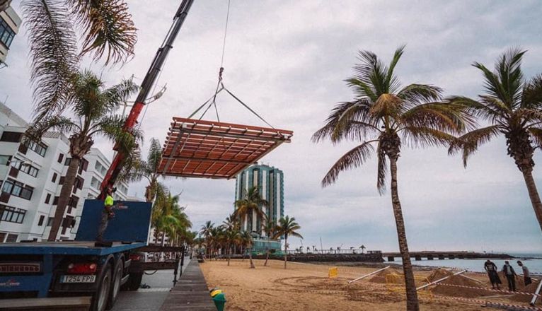 Arrecife construye una zona de solárium en la Playa de El Reducto