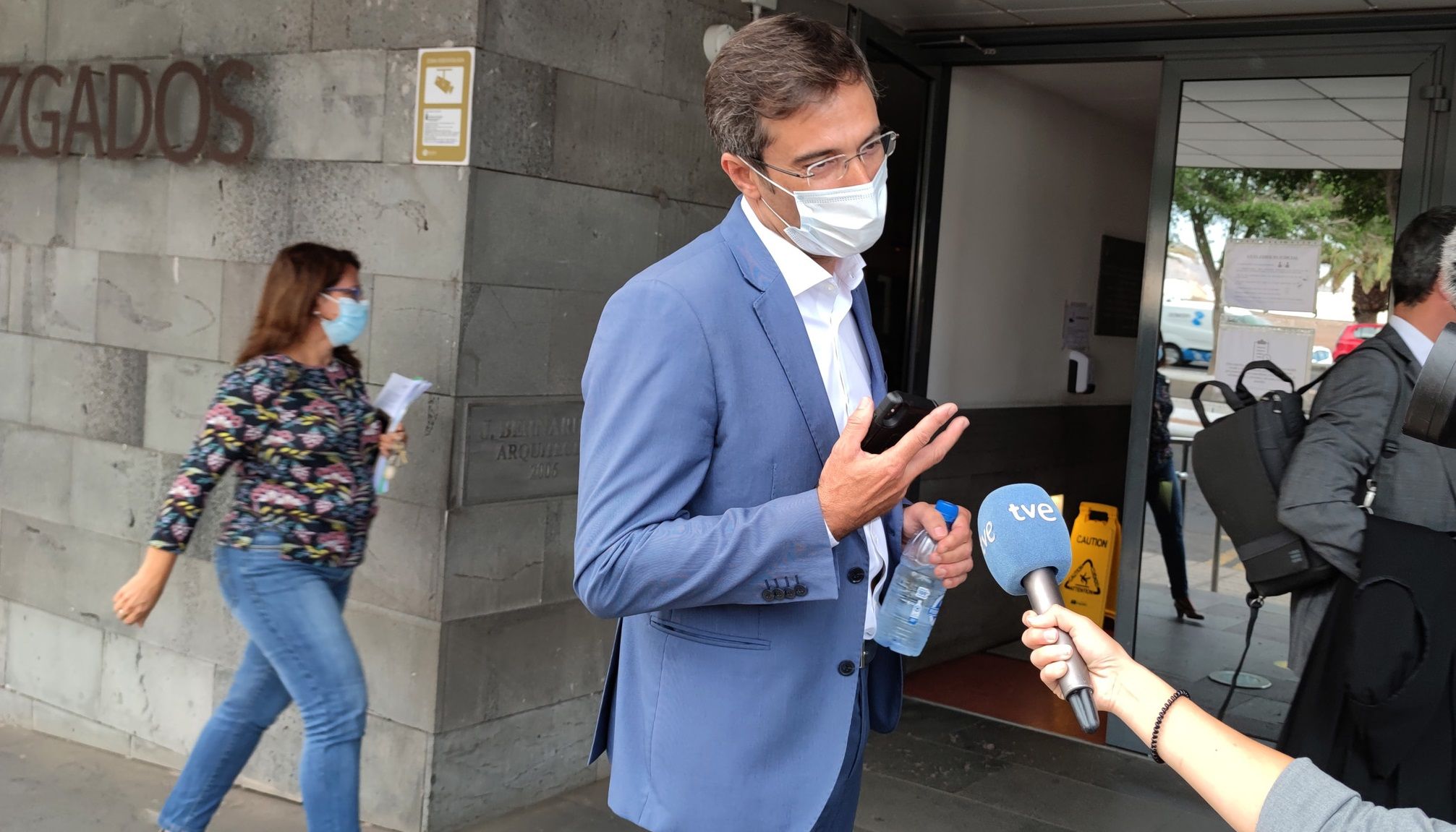 Pedro San Ginés, a las puertas de los Juzgados durante el juicio por la incautación de la desaladora (FOTO: Sergio Betancort)