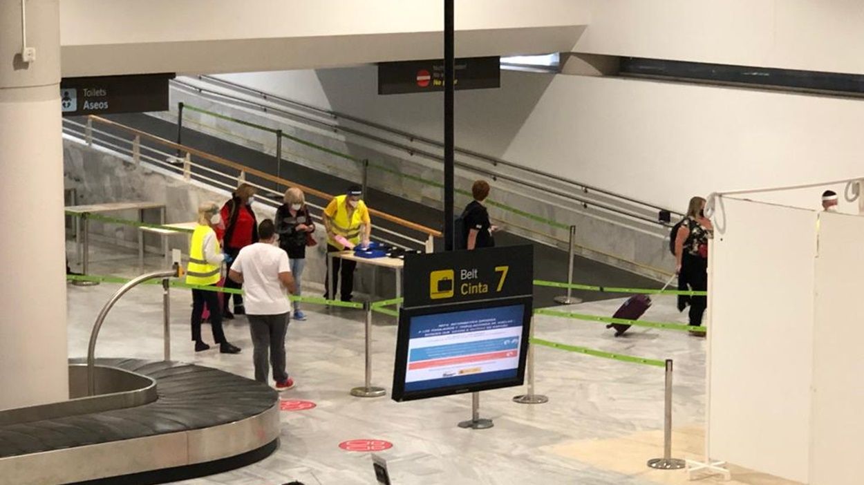 Control de pasajeros en el aeropuerto de Lanzarote