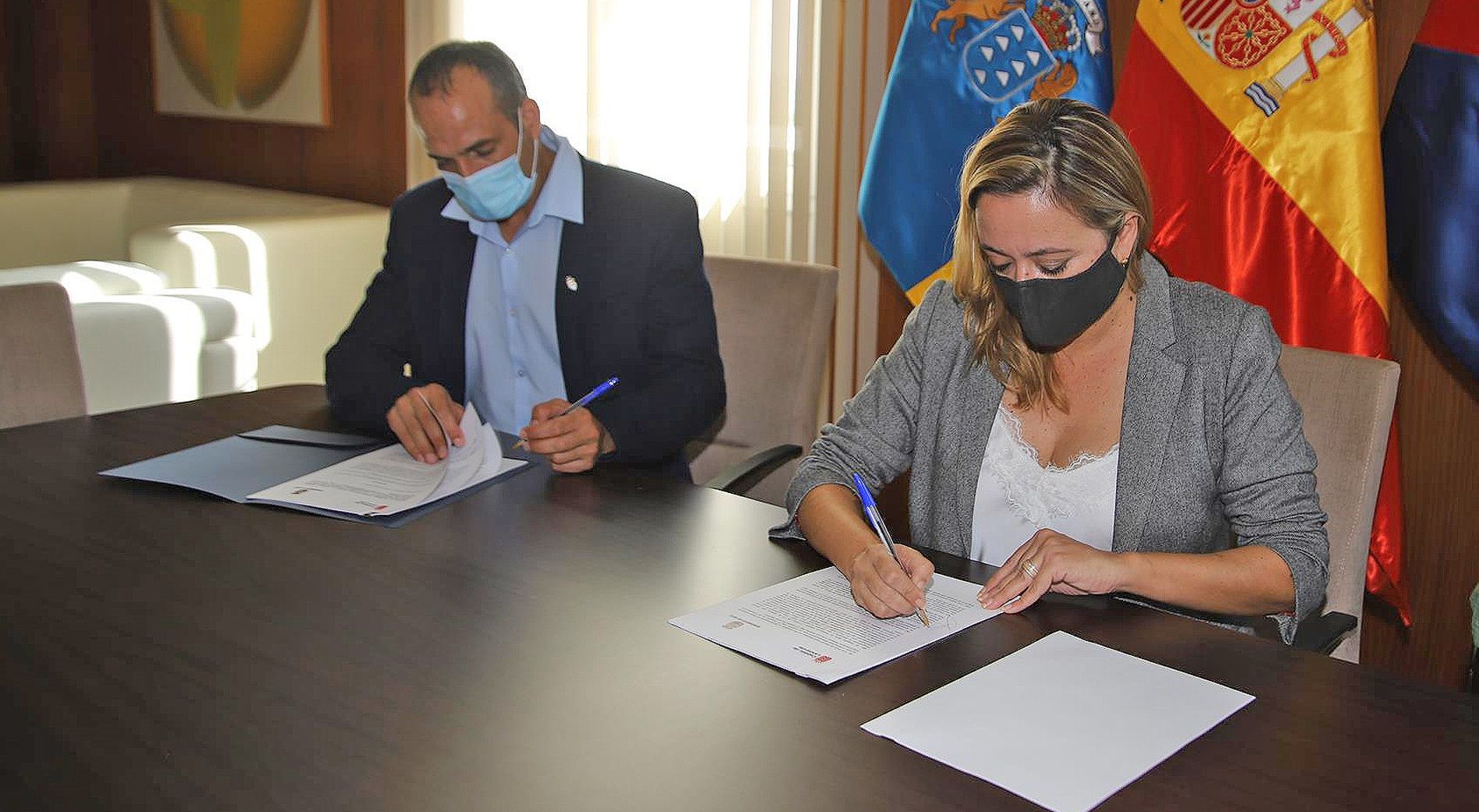 La presidenta del Cabildo y el alcalde de Haría firman la adenda al convenio de la Cueva
