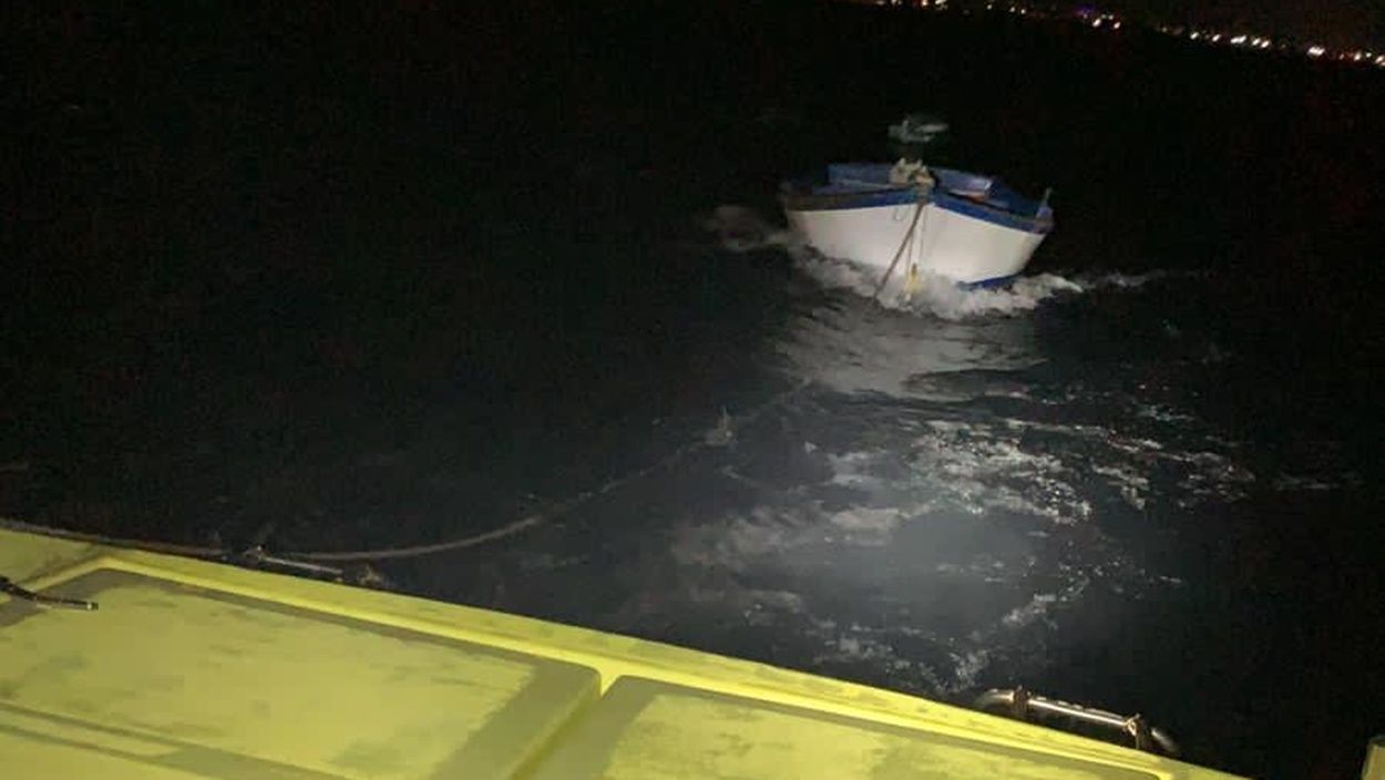 Rescate de la embarcación que se encontraba a la deriva en la zona de la Disa