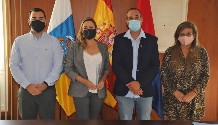 María Dolores Corujo, Alfredo Villaba y dos concejales de Haría, una de ellas de CC, en la firma de la adenda del convenio de La Cueva