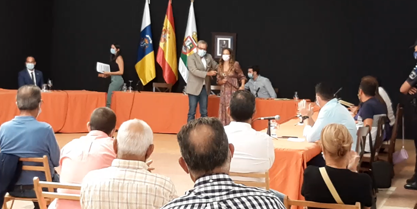 José Torres Stinga entrega el bastón de mando de Haría a Chaxiraxi Niz