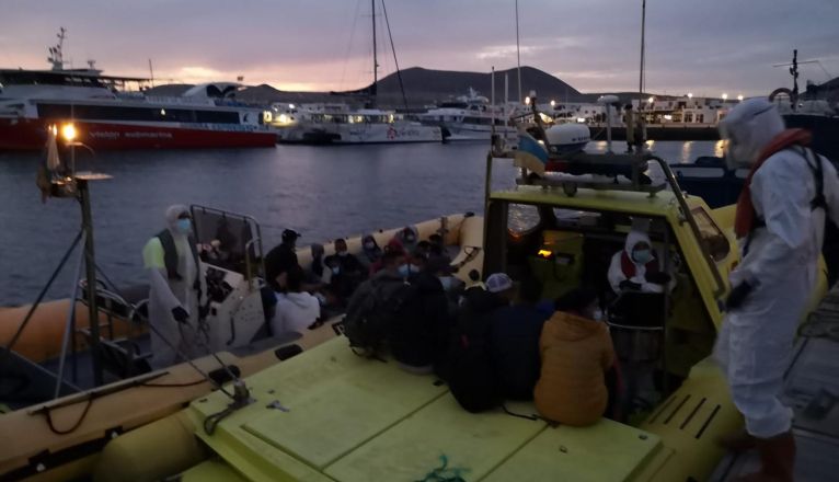 Emerlan traslada a los inmigrantes de La Graciosa a Lanzarote