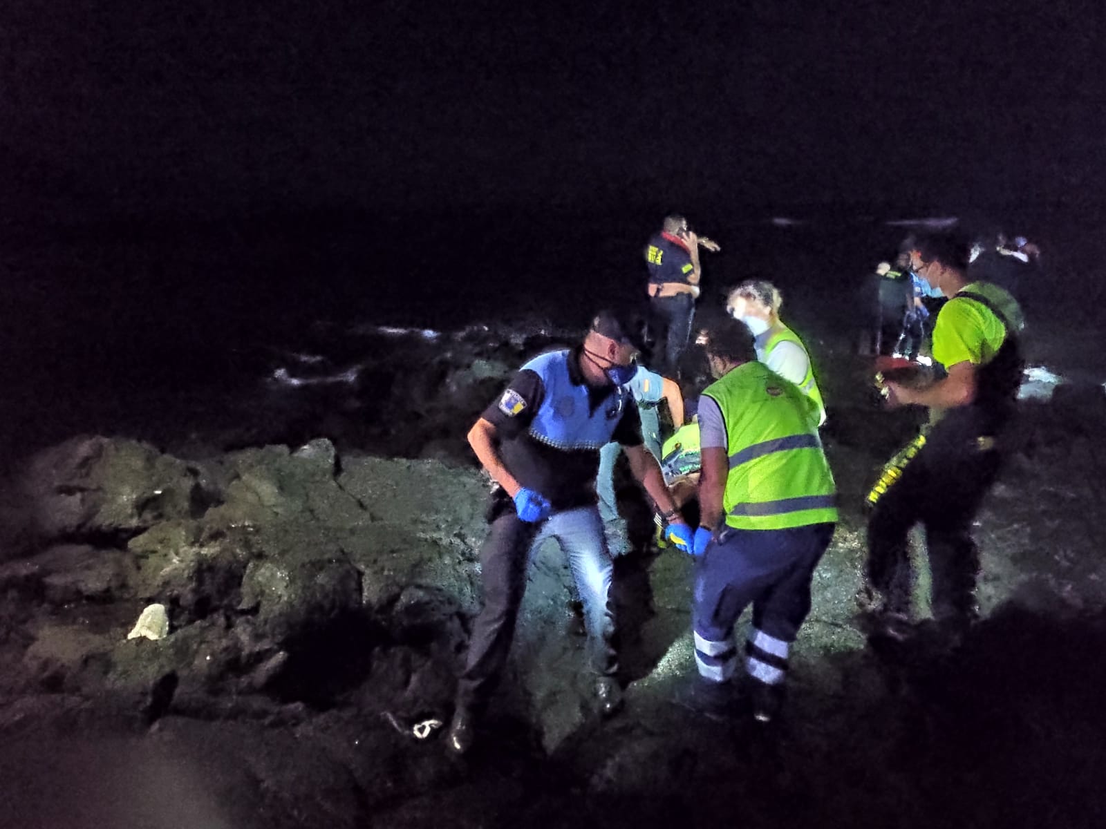 Naufraga una patera en la costa de Órzola (Fotos: Sergio Betancort)