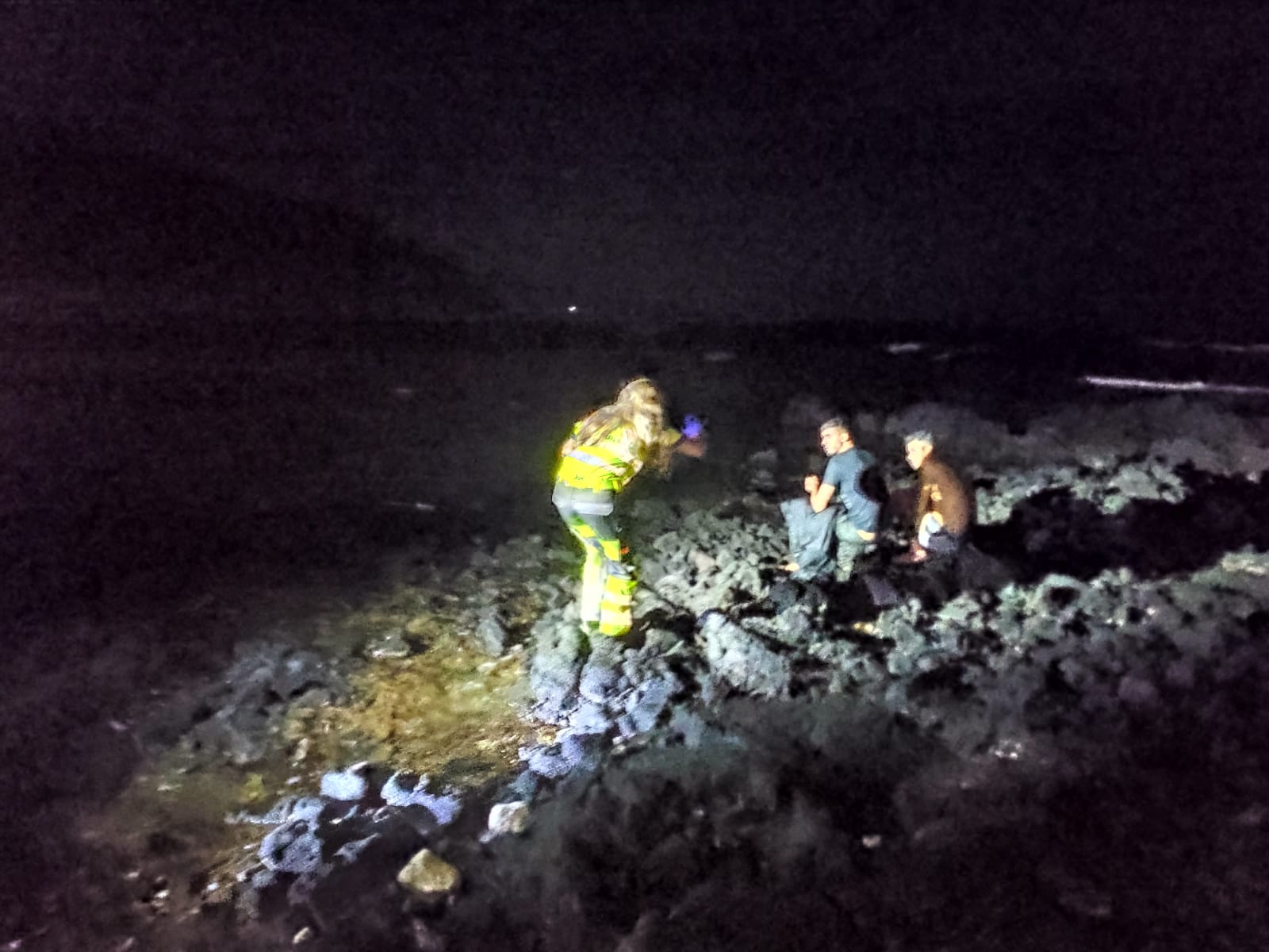 Naufraga una patera en la costa de Órzola (Fotos: Sergio Betancort)