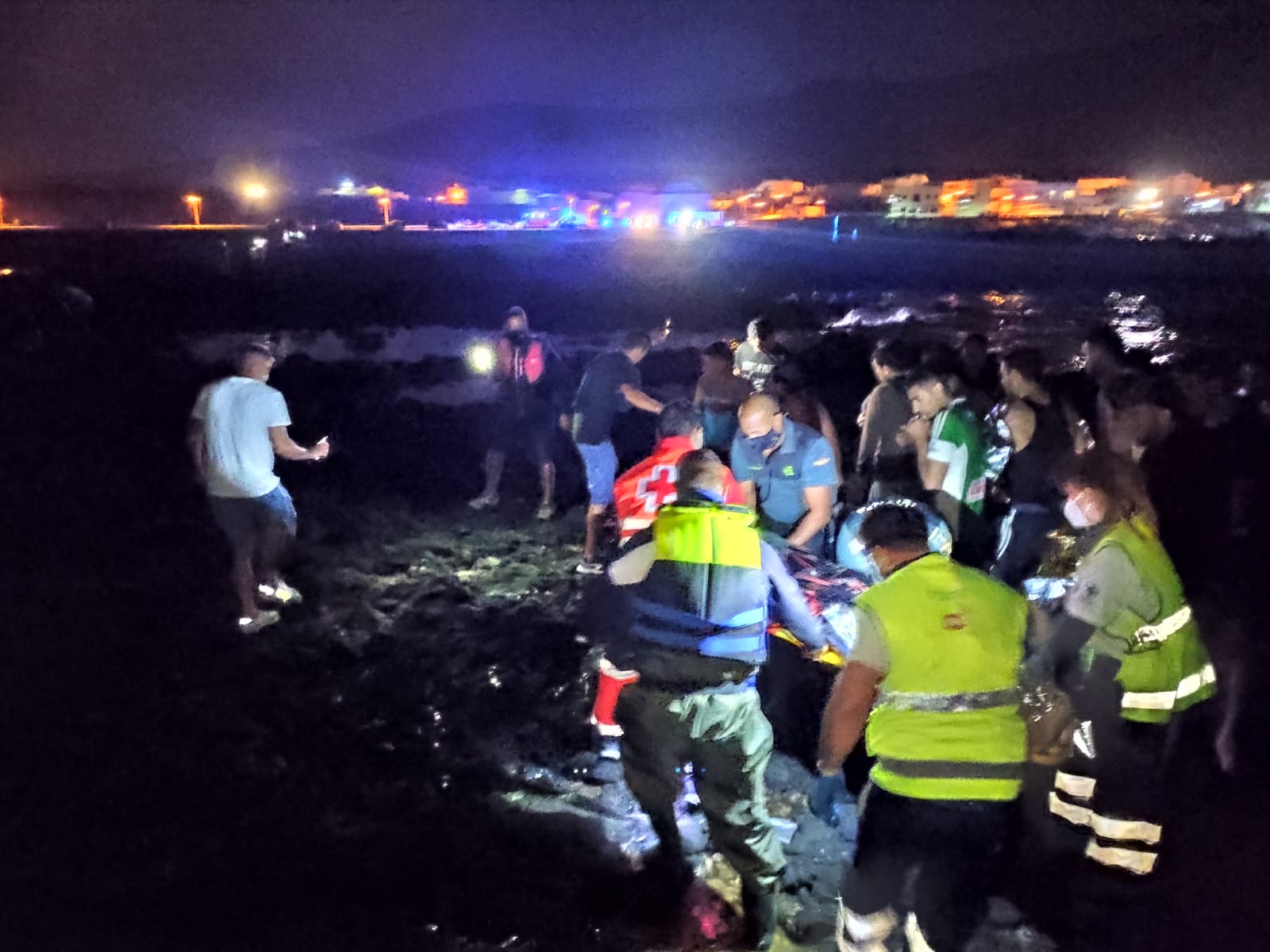 Naufraga una patera en la costa de Órzola (Fotos: Sergio Betancort)