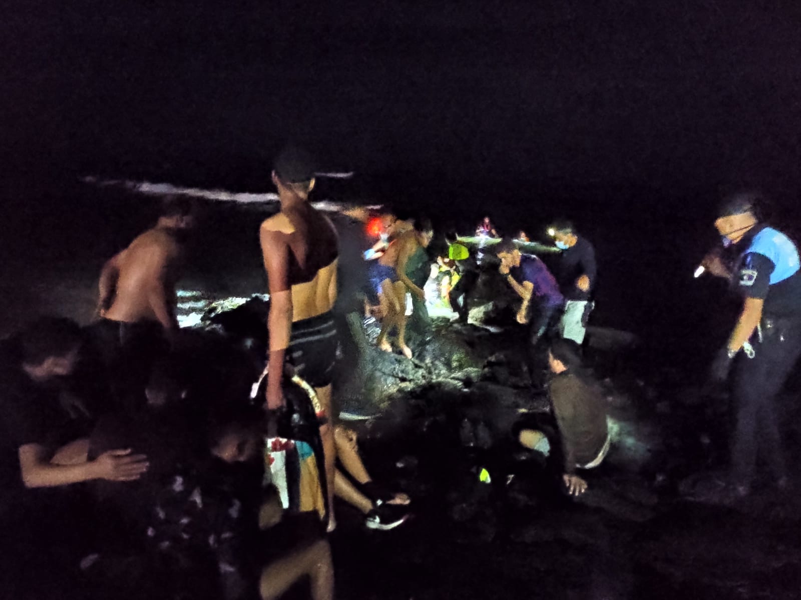 Naufraga una patera en la costa de Órzola (Fotos: Sergio Betancort)