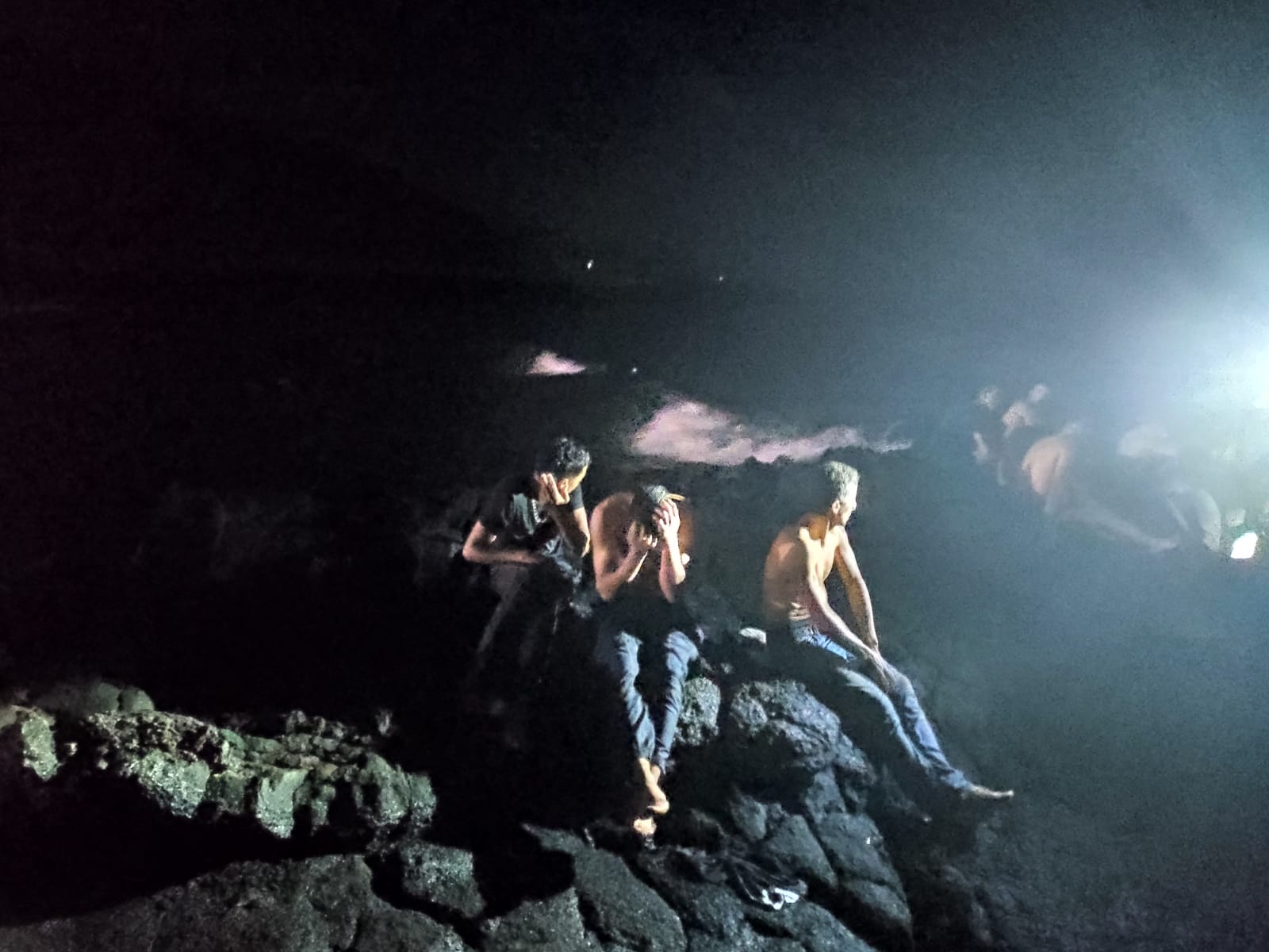 Naufraga una patera en la costa de Órzola (Fotos: Sergio Betancort)