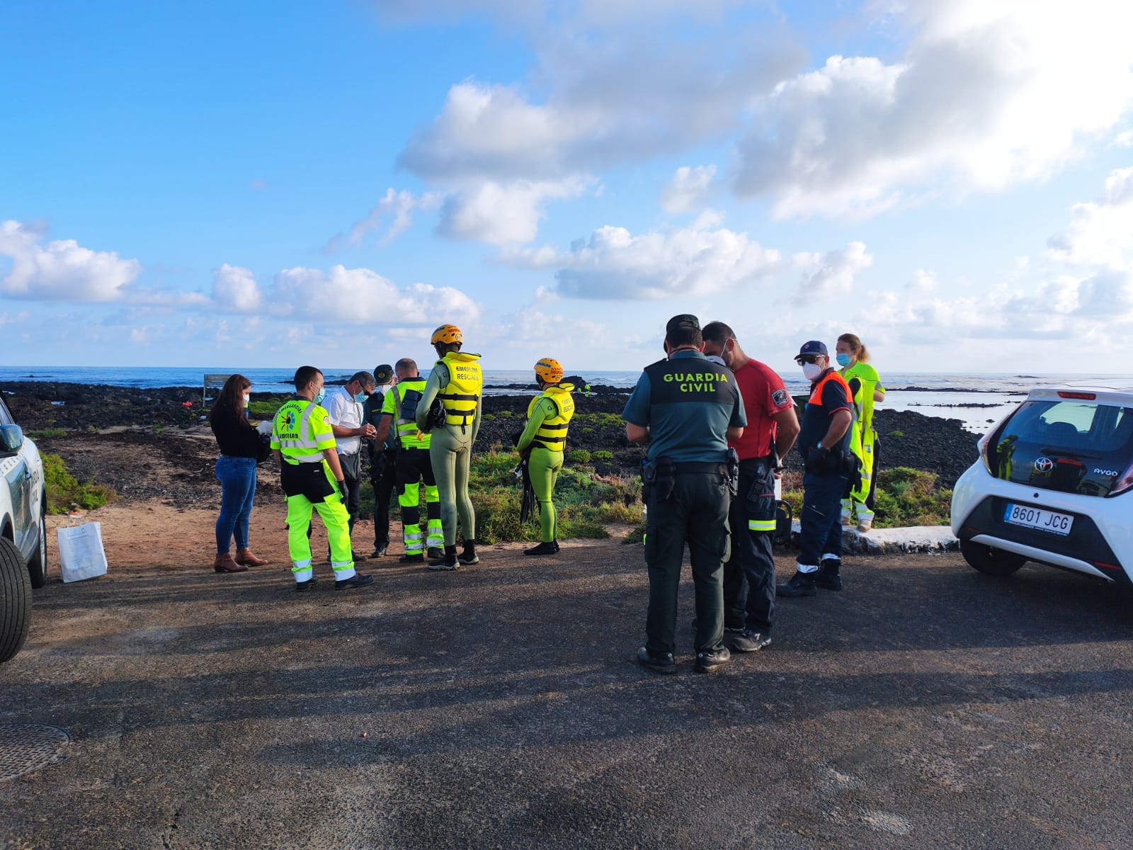 Dispositivo de búsqueda de los desaparecidos de la patera volcada en Órzola (Fotos: Sergio Betancort)