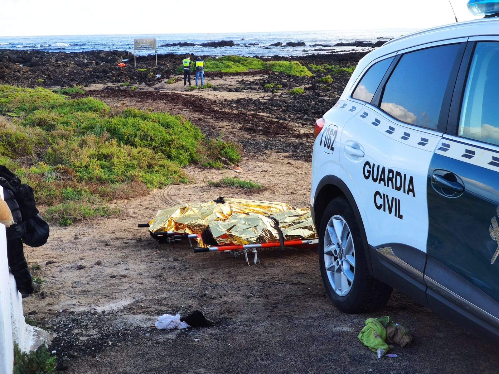 Dispositivo de búsqueda de los desaparecidos de la patera volcada en Órzola (Fotos: Sergio Betancort)