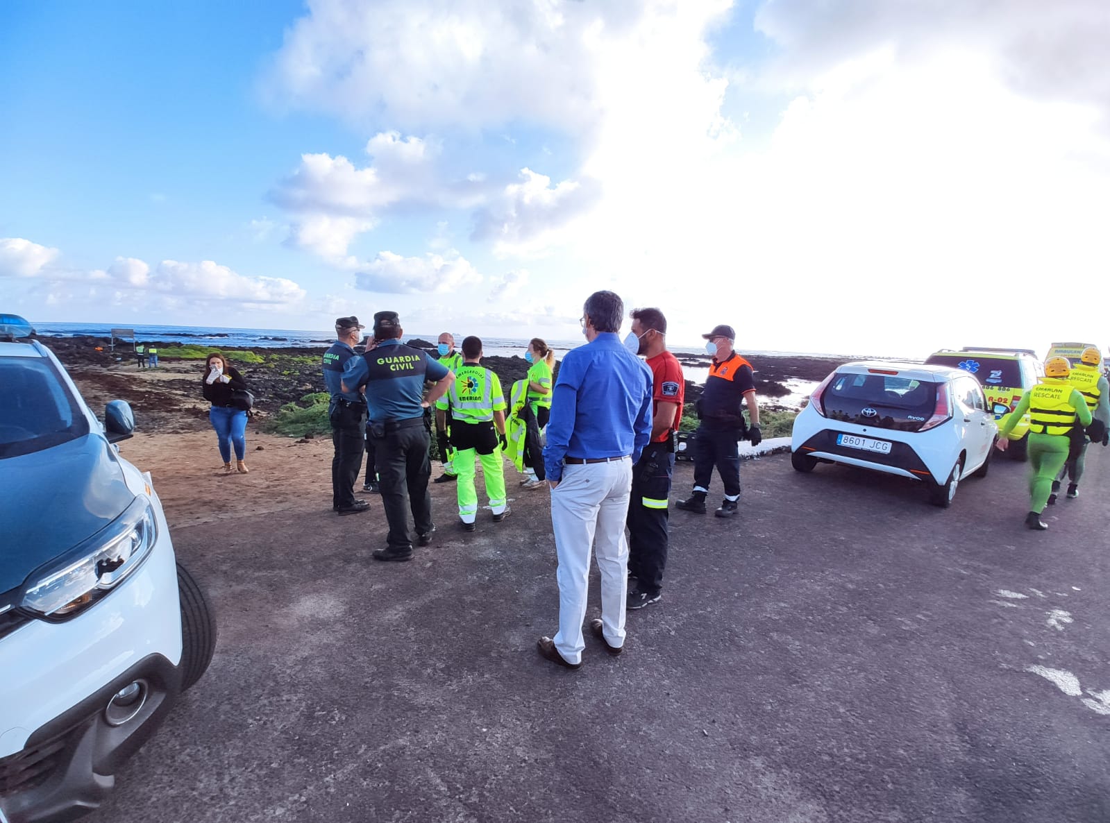 Dispositivo de búsqueda de los desaparecidos de la patera volcada en Órzola (Fotos: Sergio Betancort)